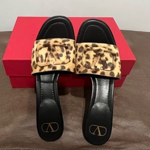 VALENTINO
VALENTINO Calf Hair Leopard Print VLogo Mid